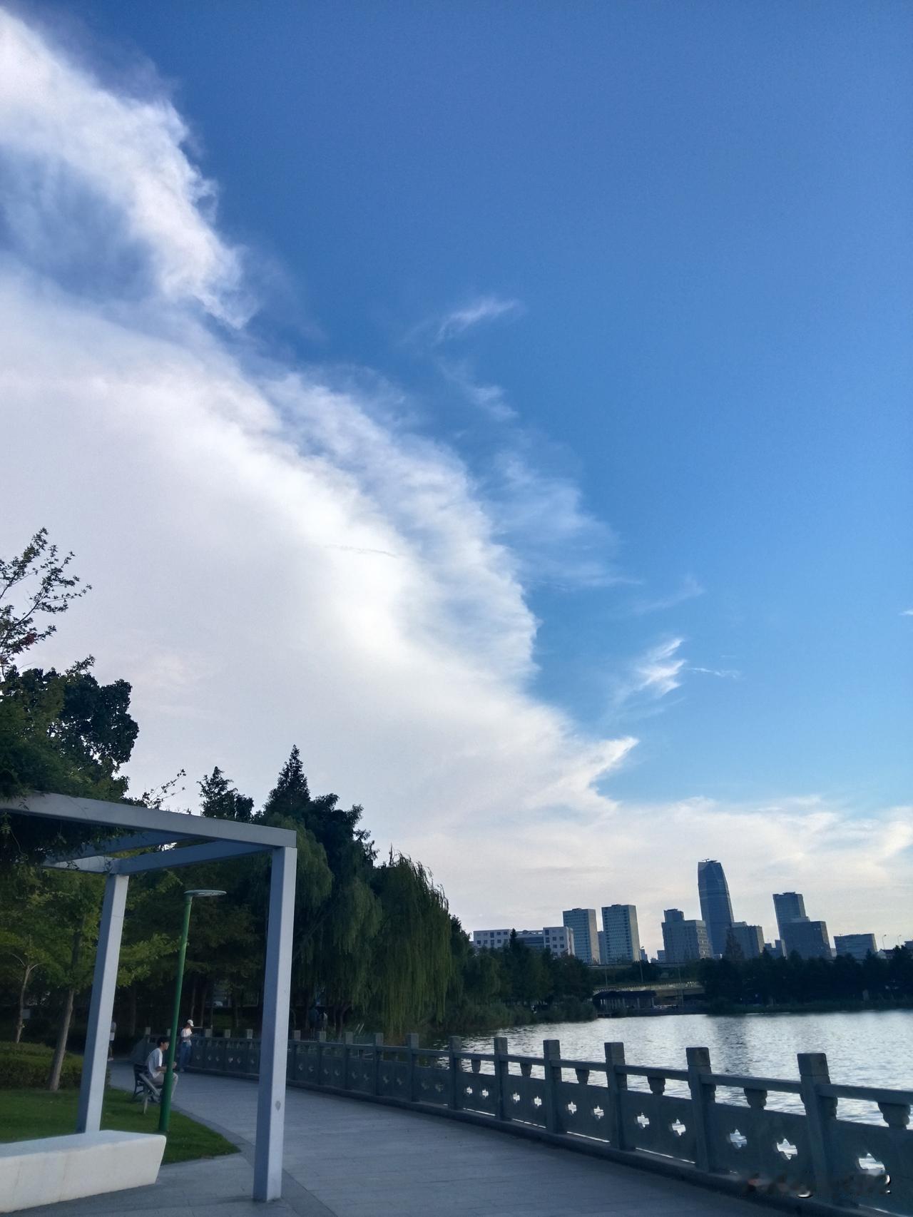 老话说文人相轻，其实我这个半吊子文人，对今年的诺贝尔经济学奖多少有点不服气。
