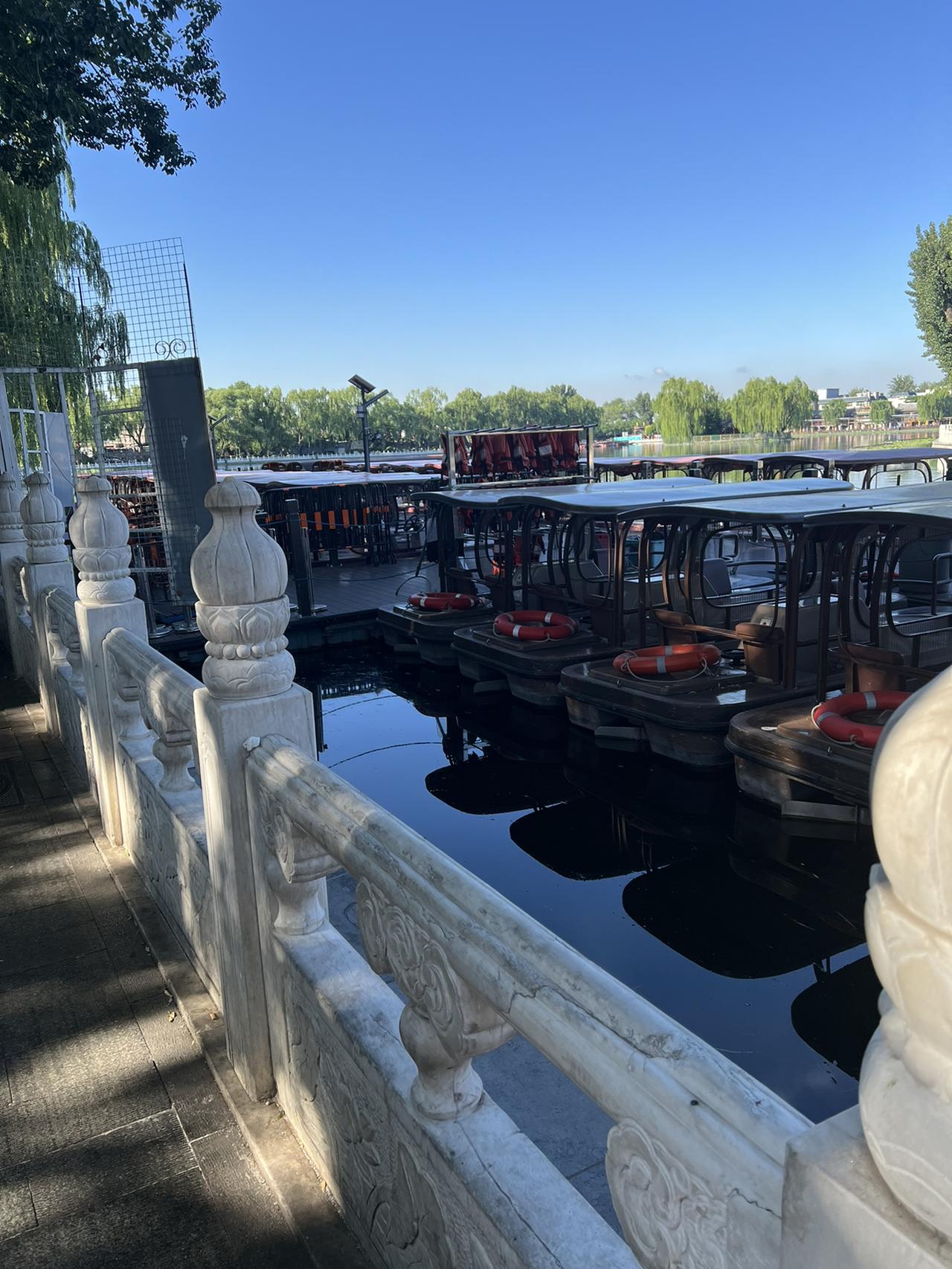 今日旅行度假，来到北京什刹海前海。天气晴好，阳光洒在身上暖烘烘的。
什刹海位于市