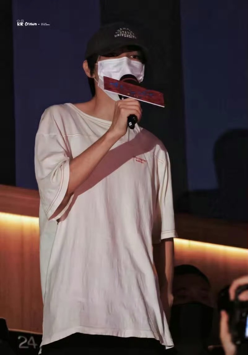 王俊凯还在穿6年前的衣服节俭的凯子哥还在穿六年前的衣服，这谁能分清六年前还是六年