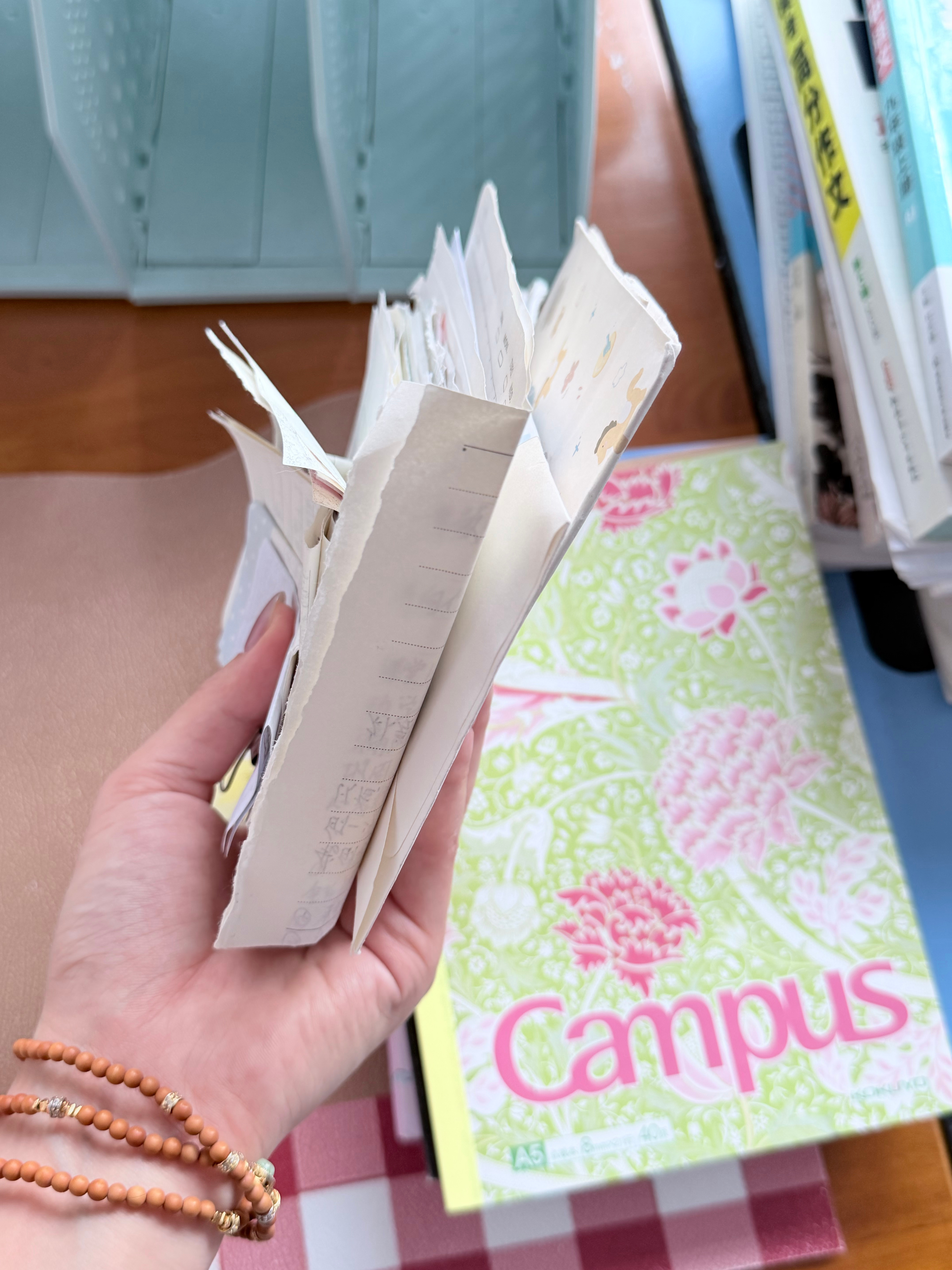 收拾东西换办公室 上届学生给我写的所有纸条和信🥺🤧一起带走！ 