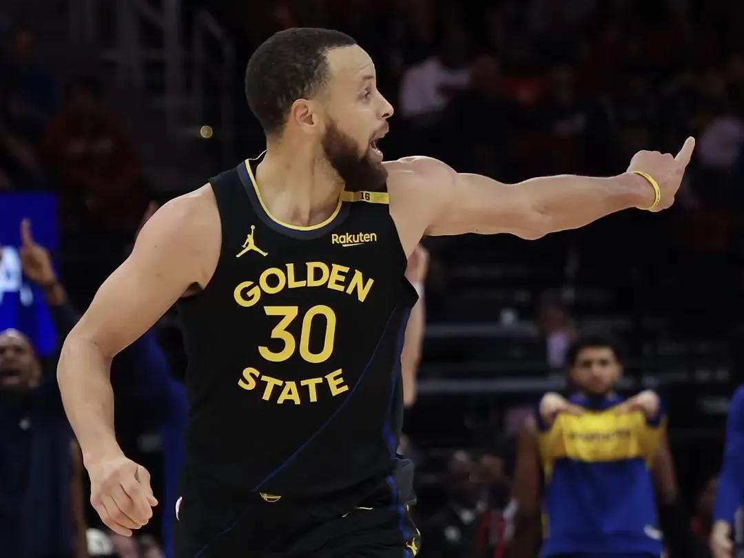 最近美国权威媒体排出NBA100大球员，现役金州勇士球员斯蒂芬·库里力压湖人传奇
