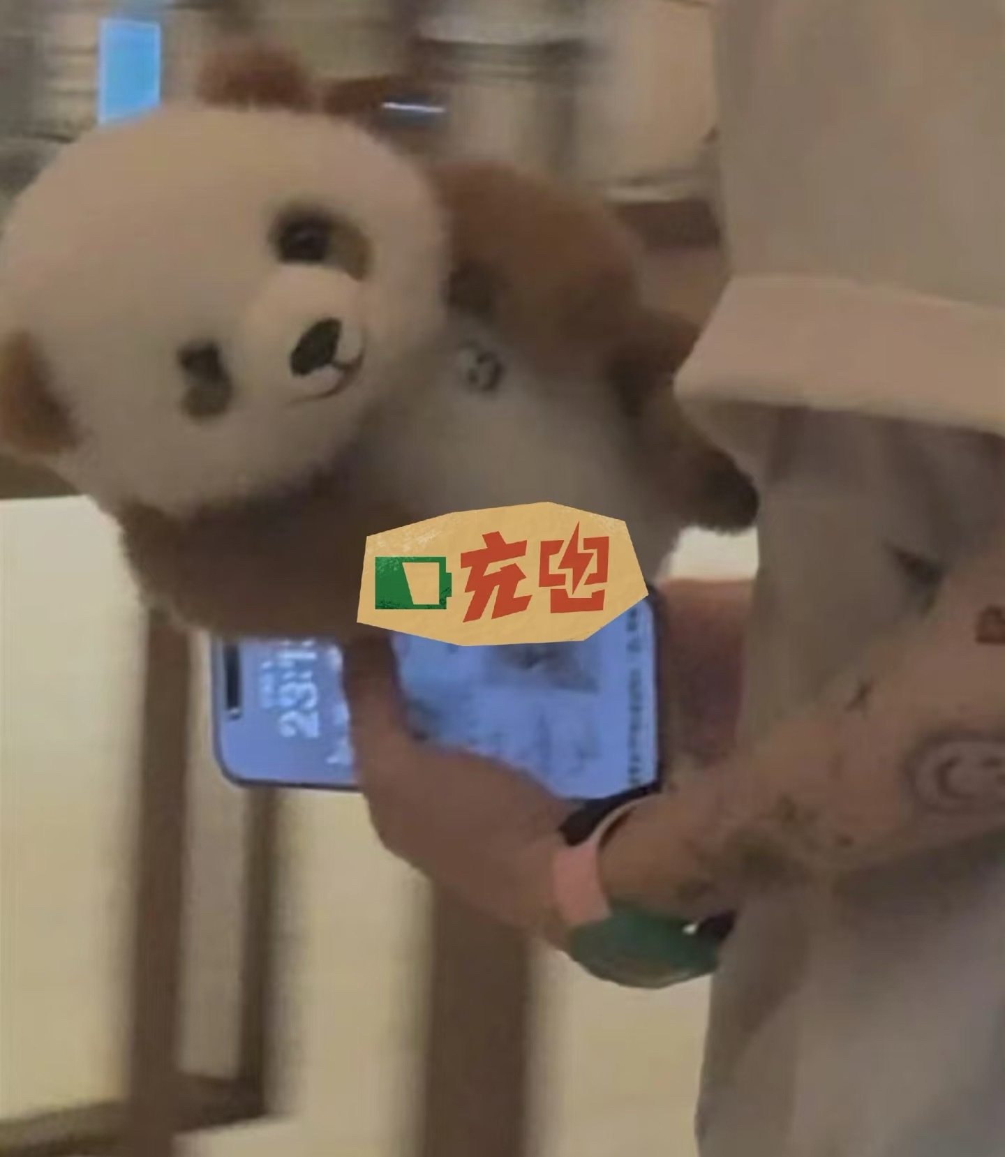鹿晗撕拉片壁纸鹿晗用了粉丝做的图当手机壁纸哎，鹿哥你好宠[捂嘴哭]！（撕拉片也好