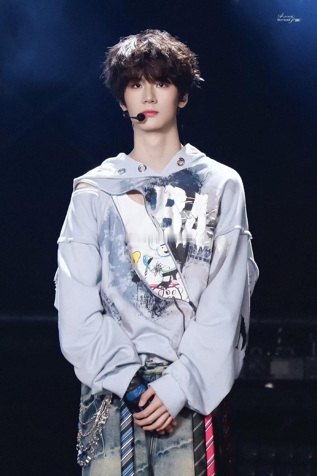 李煜东站姐出图 李煜东灯牌