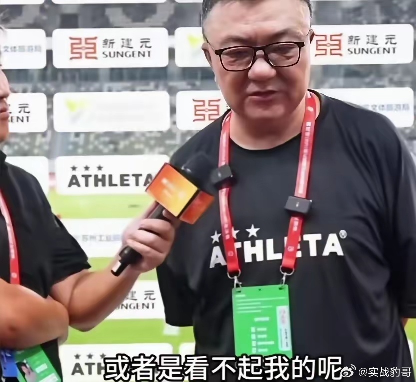 董路接受采访的时候透露了一个秘密原来他不是一个人在战斗，当记者问他，面对诋毁你的
