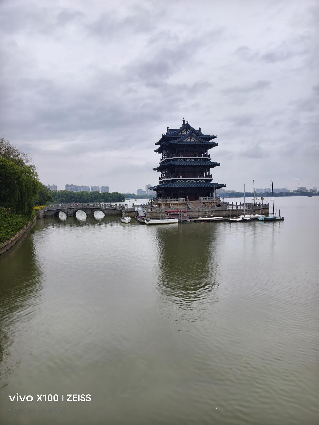 晒图笔记大赛宜兴宜园云溪楼，团氿边的江南韵味。阴雨天的湖面添了几分朦胧，临水的古