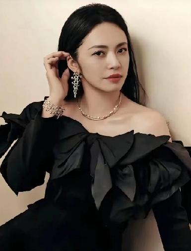 国家越来越文明了，以前的明星吃饭拉屎芝麻大点事都出来得瑟一下，恋爱也官宣，结婚也