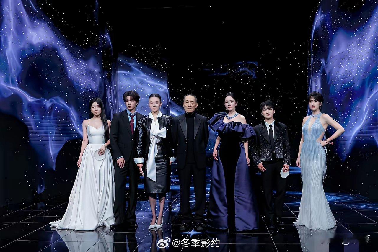 姚安娜应该是内娱为数不多的松弛感拉满的女星了。同台跟别人合影，其他人都想往中间，