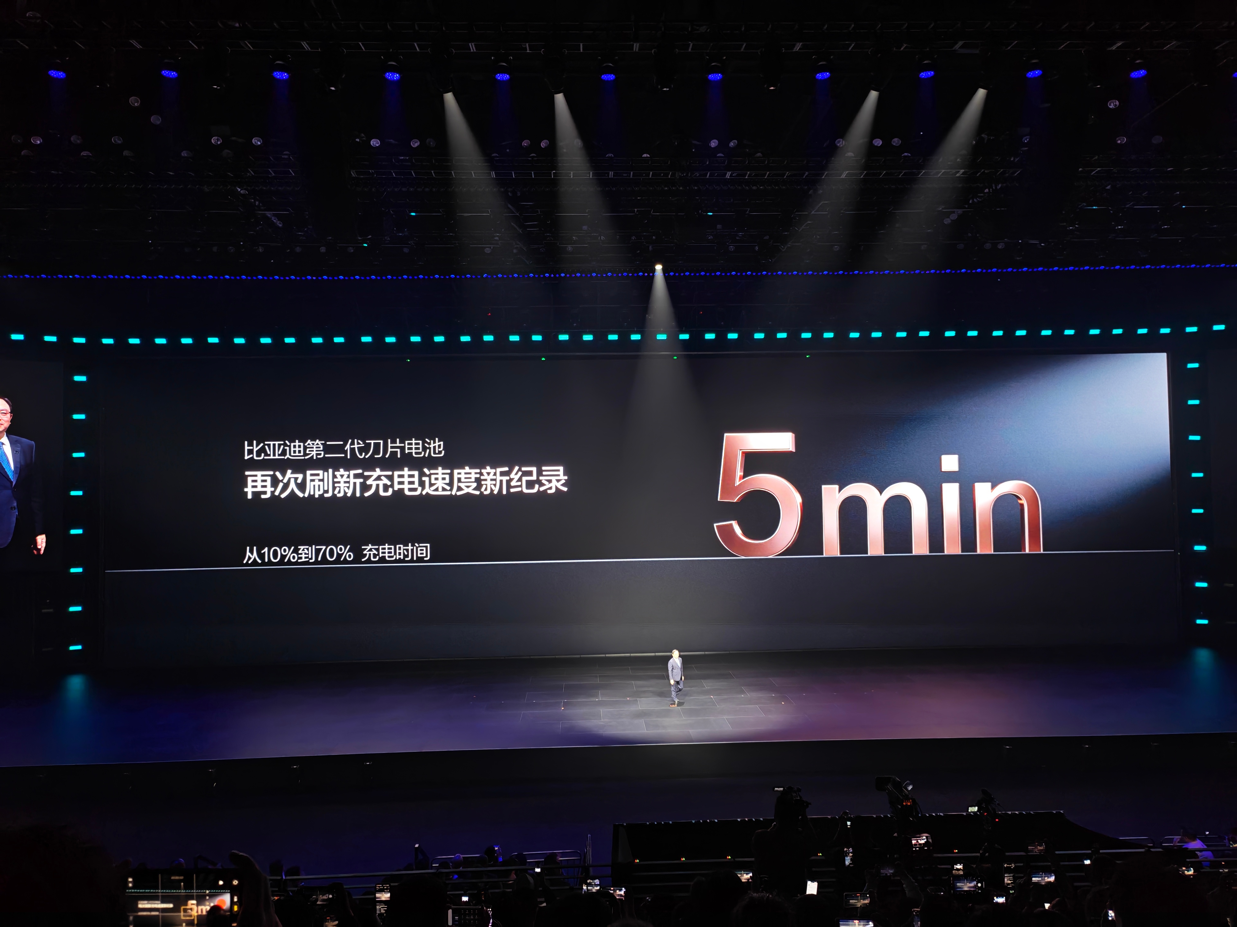 如何让电动车回到跟燃油车一样轻松的补能方式？主要要电池！最懂电池的比亚迪第二代刀