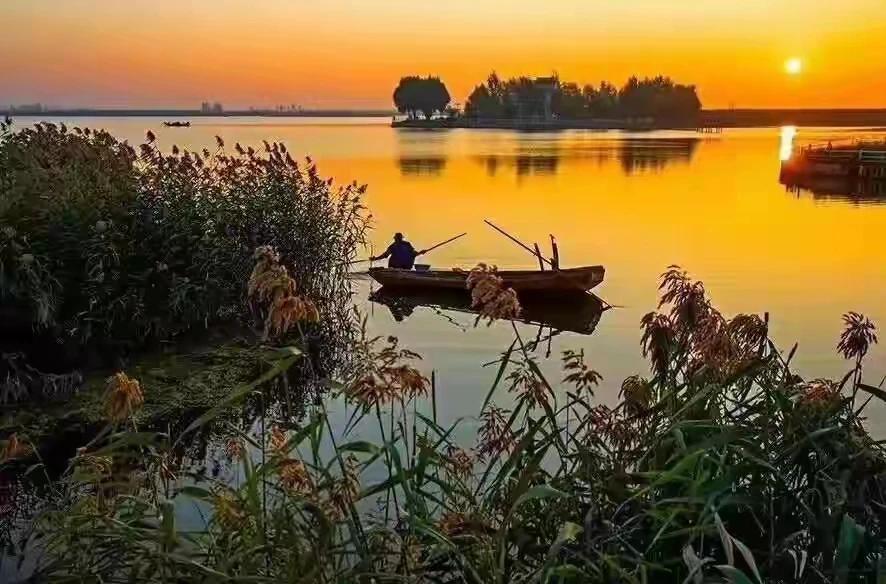 上联：扬帆九曲湾 
下联：驶向一江秋。