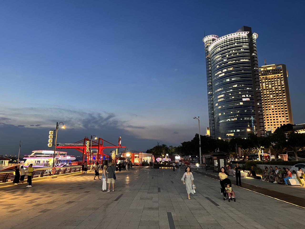 为何说在厦门夜色中感受到了花园城市浪漫？中国的几个著名沿海旅游城市，可以说风景各