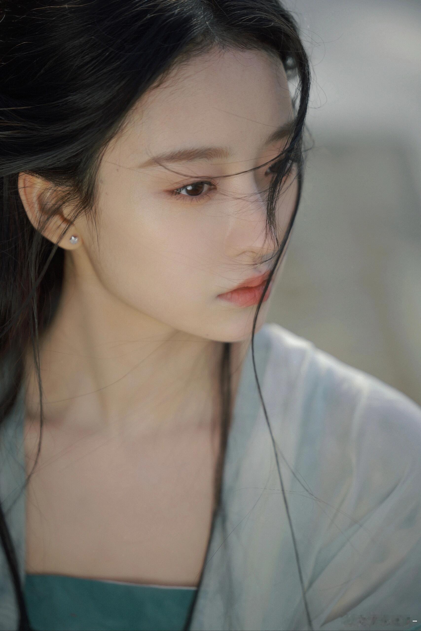杨舒伊第一部戏就搭白鹿和丞磊原来莫离女二就是之前最美证件照杨舒伊证件照出圈的杨舒