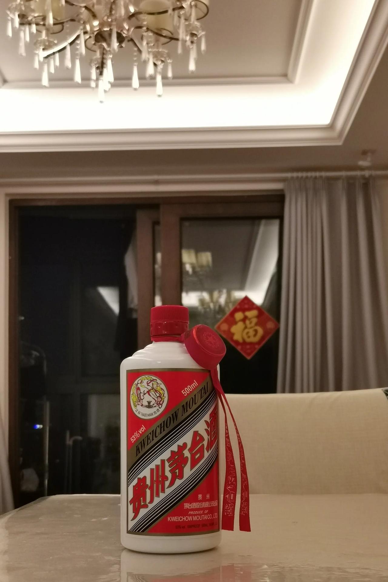 请多年未见的老朋友吃饭。当年我们先是在一起共事，后来在一起搭档，结下了深厚的友谊