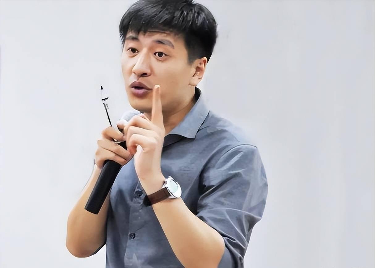 网传张雪峰心脏骤停在ICU抢救，其助理回应称不清楚此事，自己人在成都。
不过，张
