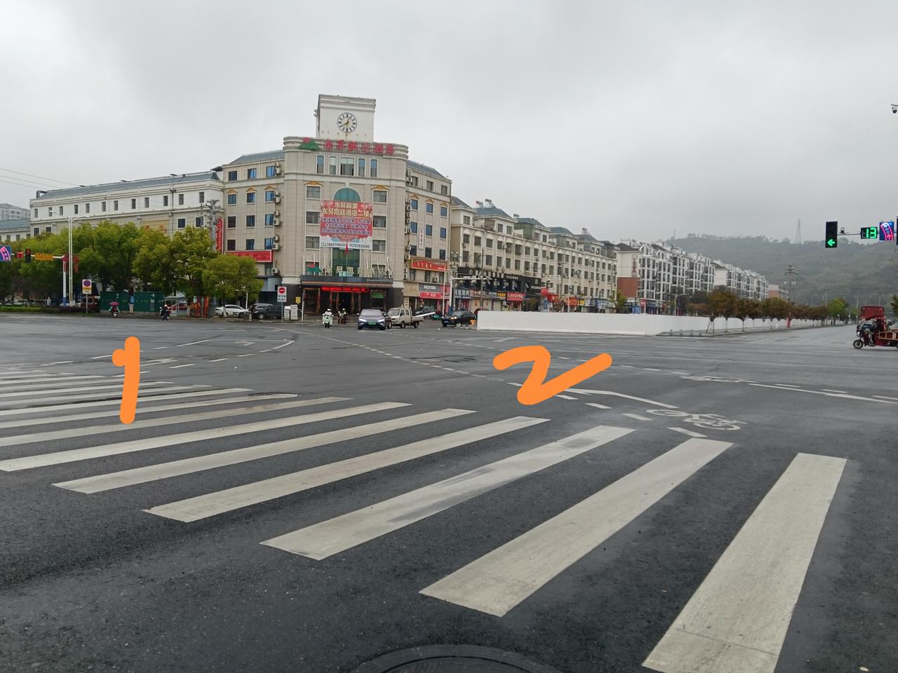 我们县某红绿灯路口设计的左转道特别合理，可以说有效解决了电动车自行车的左转问题。