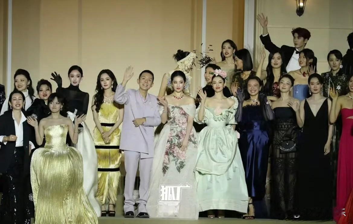 Vogue合影站位有点意思

刘亦菲站c位毫无疑问

让人看不懂的是
钟楚曦怎么