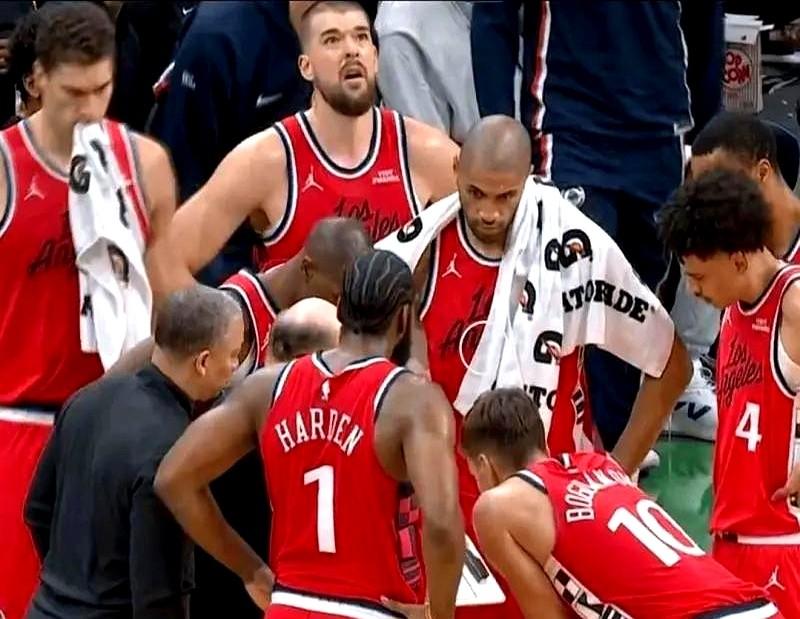 快船球迷没有必要太绝望，也还是有好消息的：

伦纳德开始合练了，离复出不远。这对