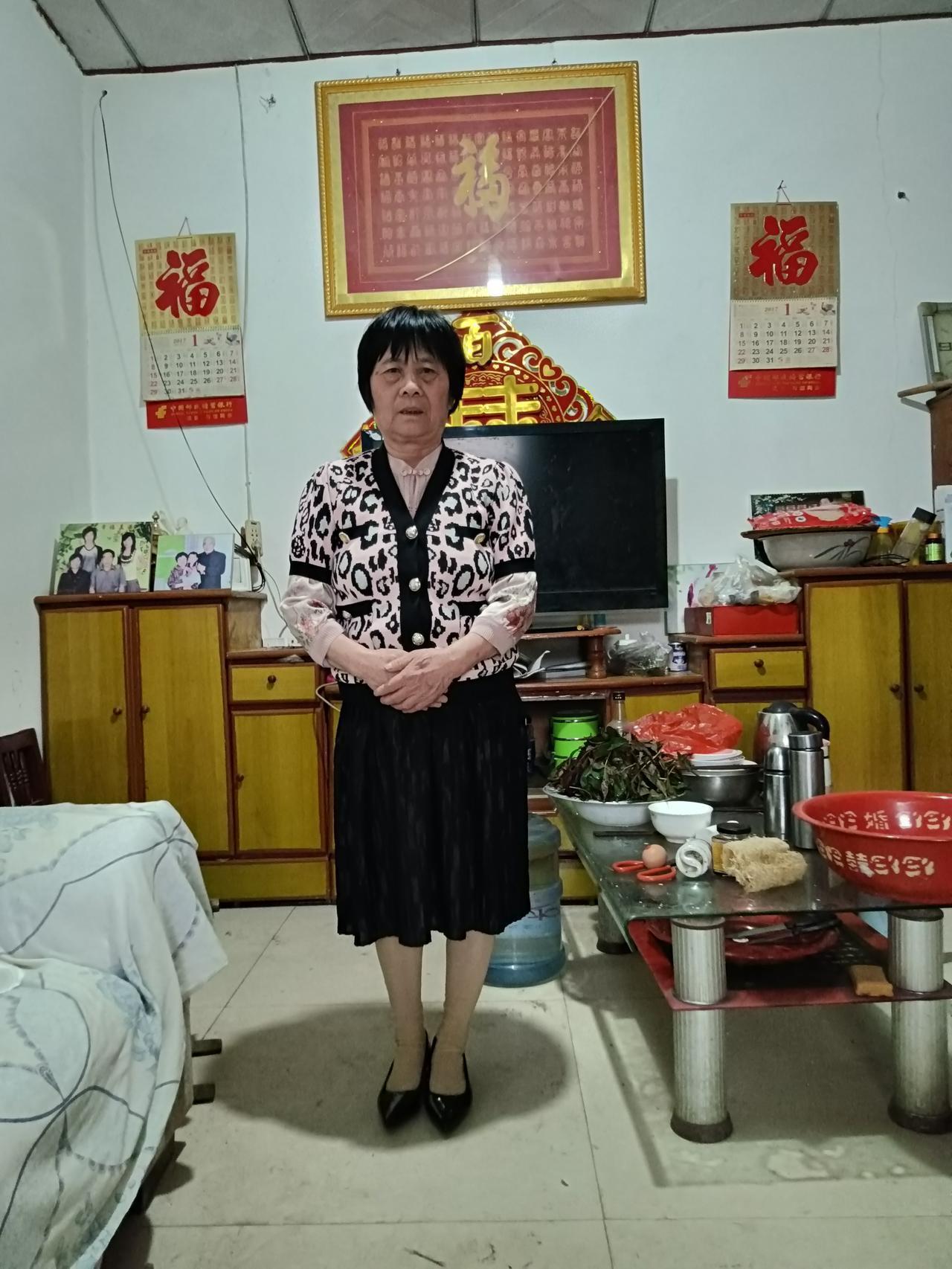 黑韵留香
藏头诗
文/李兴伟
墨痕凝韵真情现，
韵迹斑斑烙清渊。
留韵墨痕足与印