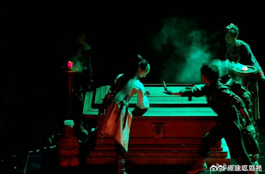 陈瑶刺激之夜红袍变装云祈从红袍神秘感过渡到云祈的飒爽，整个表演流程很顺滑，没有生