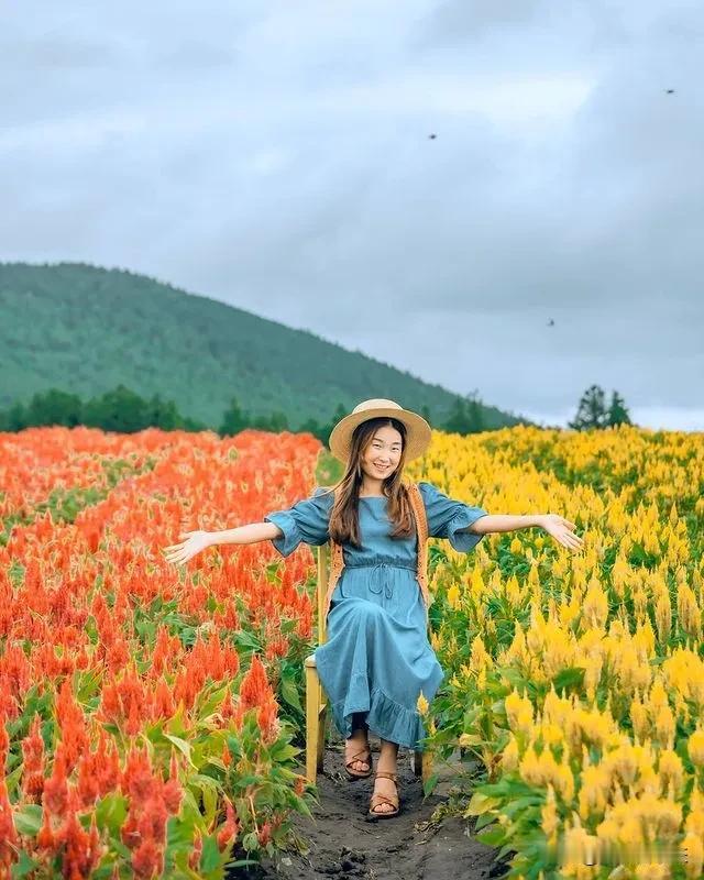 花丛中的女性：摄影技巧与构图解析

这张照片展现了一位女性在花丛中摆姿势的场景，