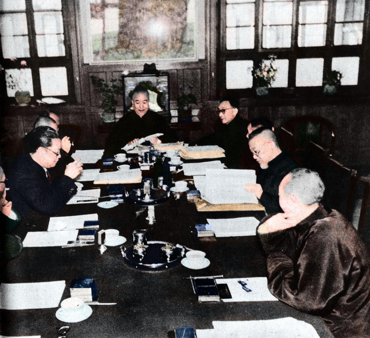 1938年，“维新政府” 的一场会议场景被定格。梁鸿志端坐在中央，周围 “部长”