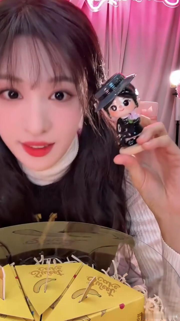 王楚然拆角色盲盒 王楚然生日直播拆自己的角色盲盒，原来这个小船已经有这么多角色和