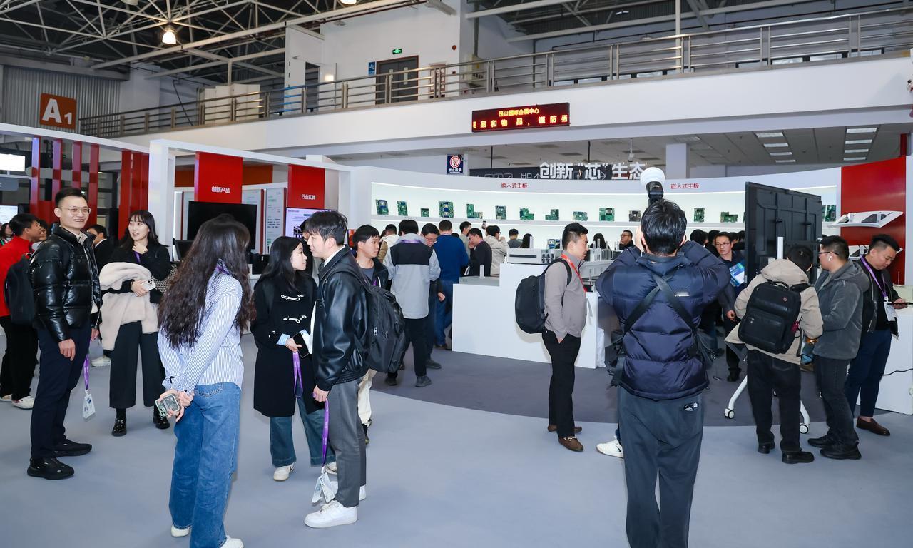 今天逛光合组织的展会，才算真的摸清海光芯片的核心目标！人家根本不满足于只做服务器