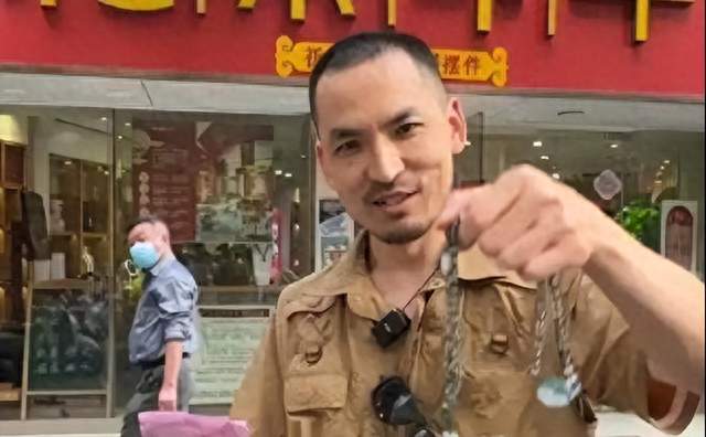 人前鞠躬装好人，宣判当庭怒吼！网红铁头一审被判8年，人设崩塌