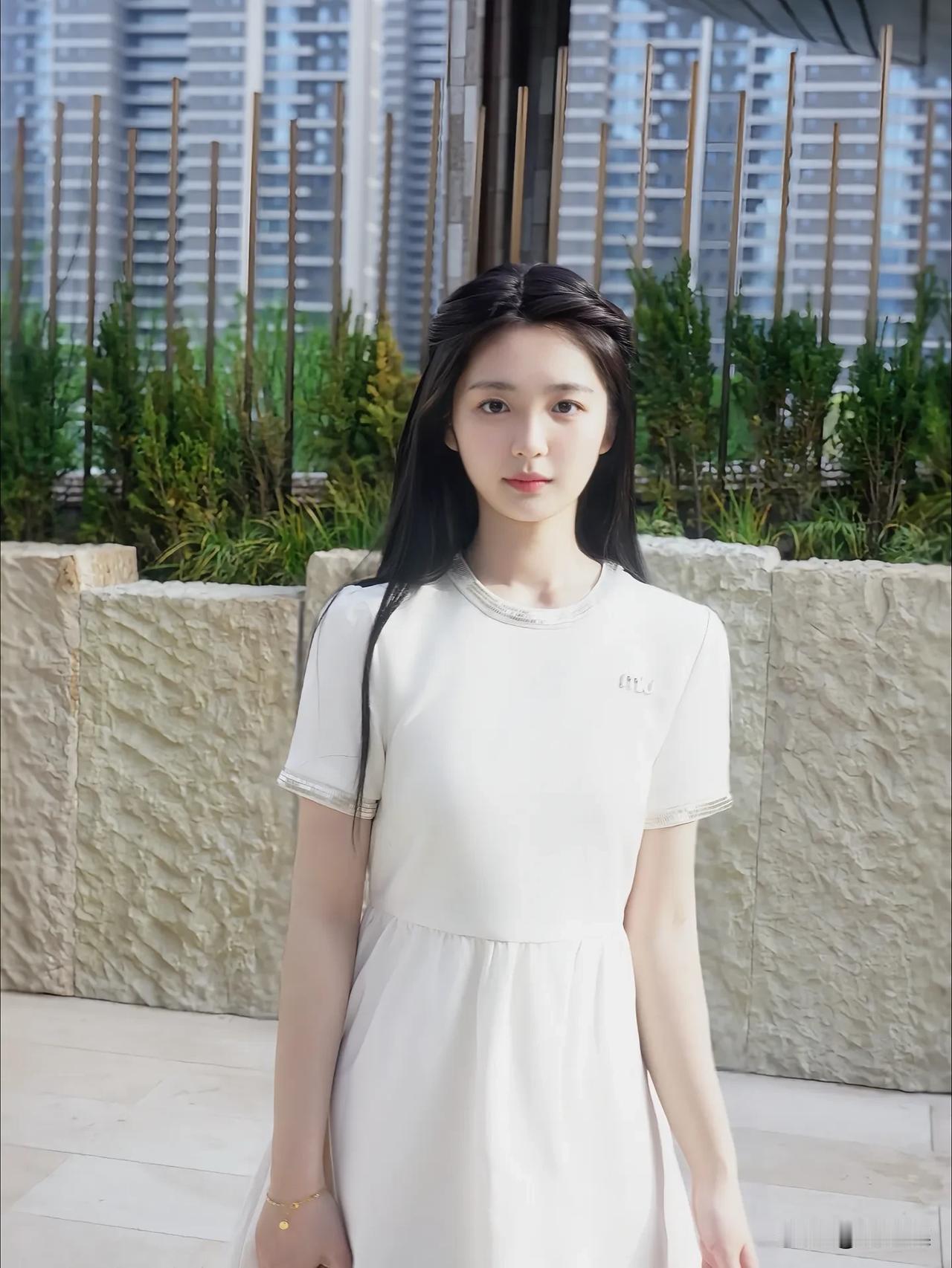 什么样的女生让人一见难忘?
自带“干净”的光，不是脸蛋没瑕疵，而是气质上的清爽。