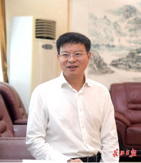 8月21日，武汉市委秘书长曾晟被查，很是突然，就在7月23日，他还陪同市委书记进