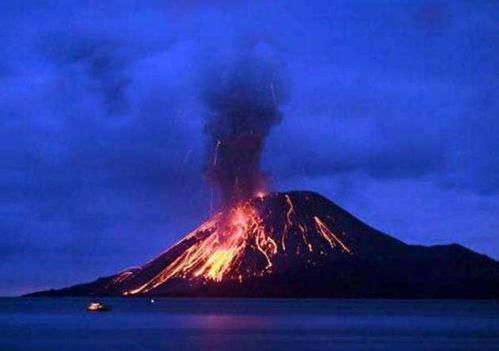 近日，关于富士山火山爆发的消息再次成为热议焦点。作为日本的象征，富士山不仅是一座
