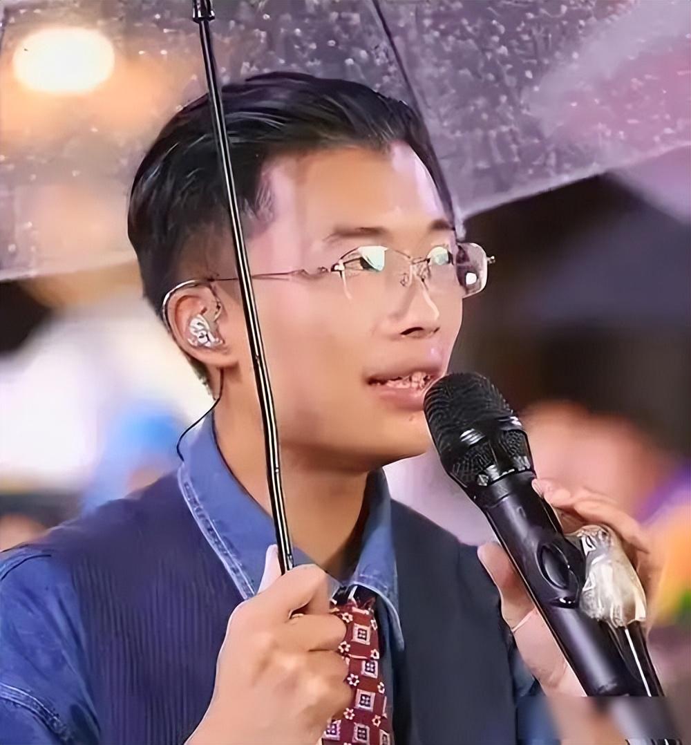 郭有才，4个月挣了8000万。 一年前，他还在菏泽南站，每天赚够300块就满足。