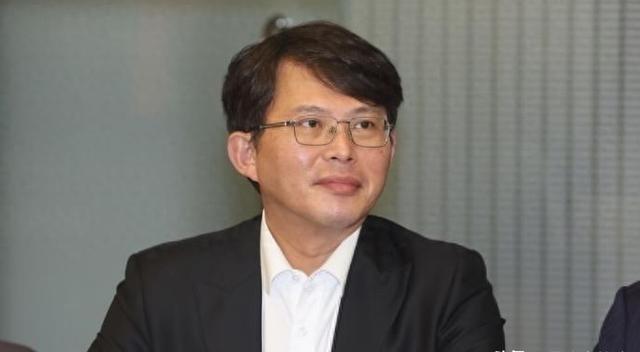 民众党主席黄国昌说，“台湾人不必承认自己是中国公民，但从文化和种族方面来讲，你的