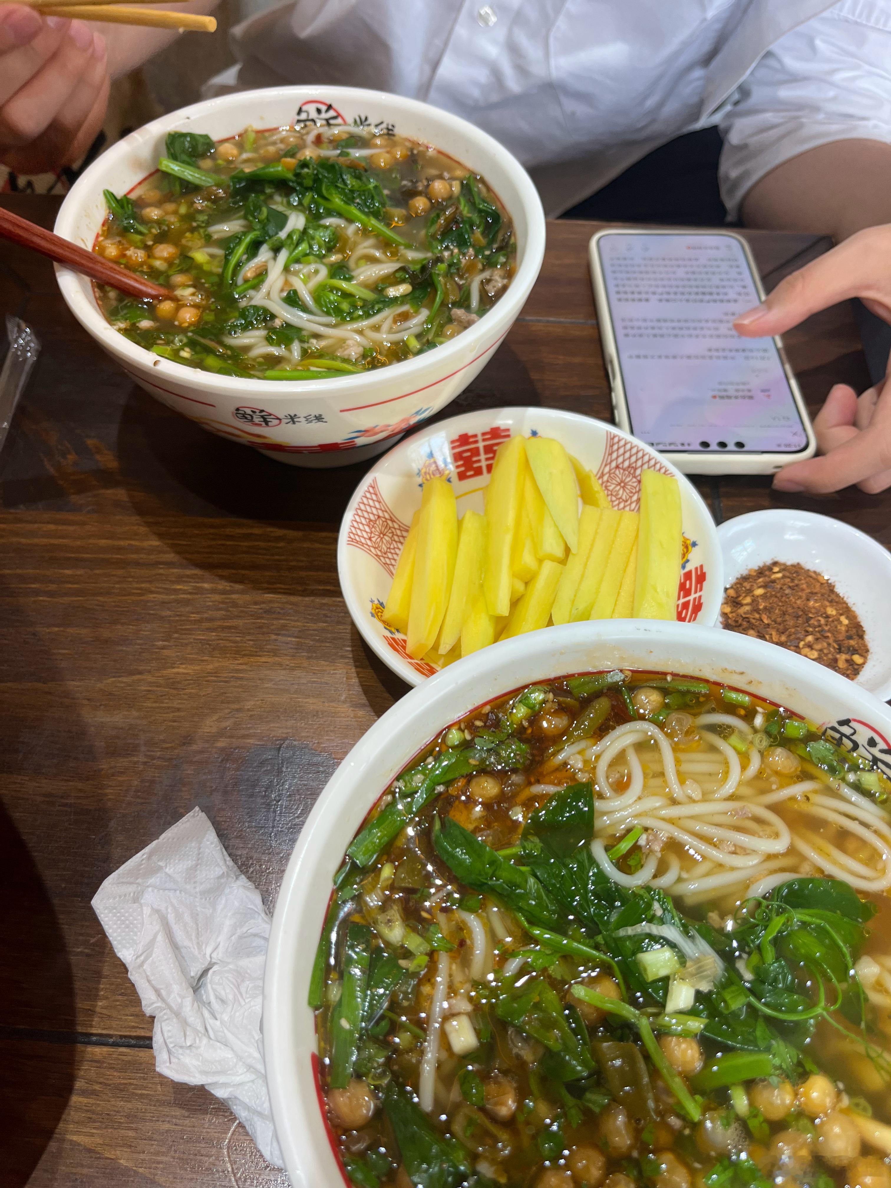 今天中午和小孩去吃鲜米线偶遇他的高中语文老师，真巧了。我第一次见这个美女老师，她