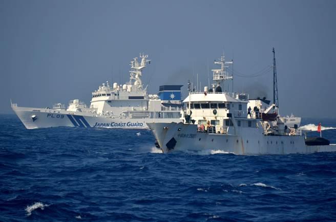 日本海警趁台风偷进台湾海峡，大陆出动5艘海警船全程驱赶，民进党反应激烈。

10