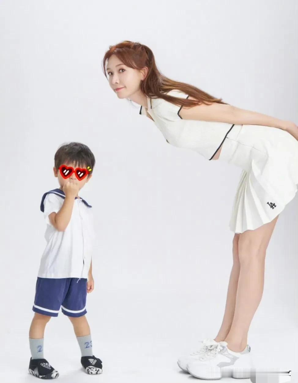 林志玲晒和儿子合照，庆祝50岁生日，超短裙造型仍似少女！

11月29日，就在刚