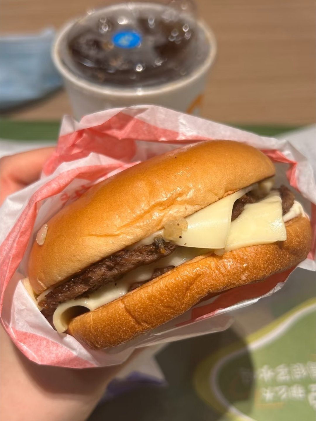 麦当劳汉堡 缩水缩水不就代表贵了嘛