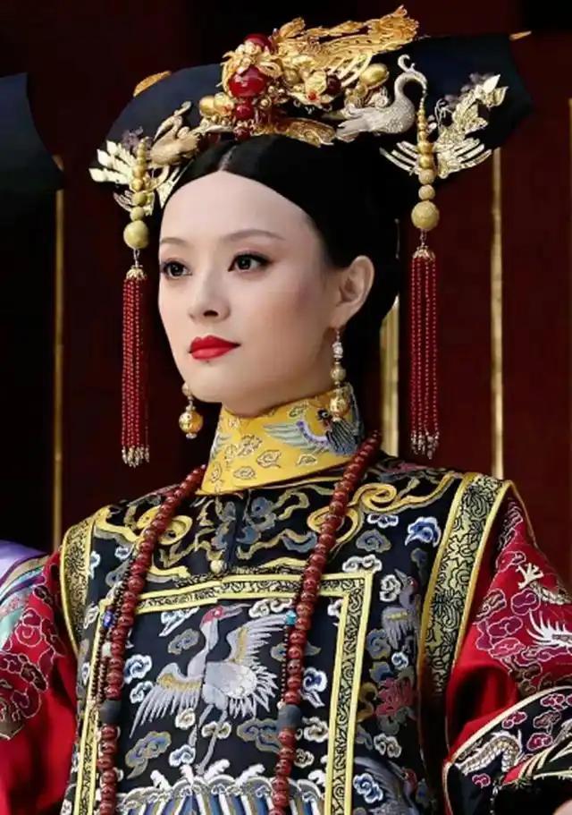 我觉得皇帝最爱的是他自己，无论是华妃还是甄嬛不过是他制衡后宫的工具。

他前期宠