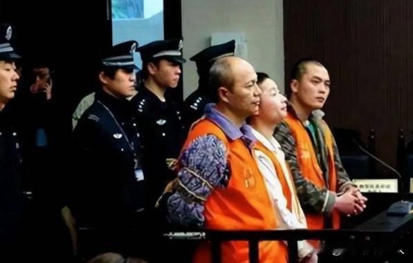 2010年，浙江温州一漂亮女警，被三名歹徒盯上，抢劫后挖坑埋尸，女警临终前苦苦哀