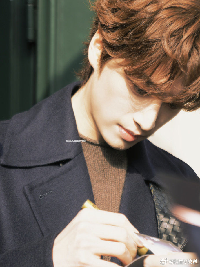 张康乐卷毛和背头的温度差 米兰造型鲨疯了！背头是冰雕daddy气场全开，卷毛是奶