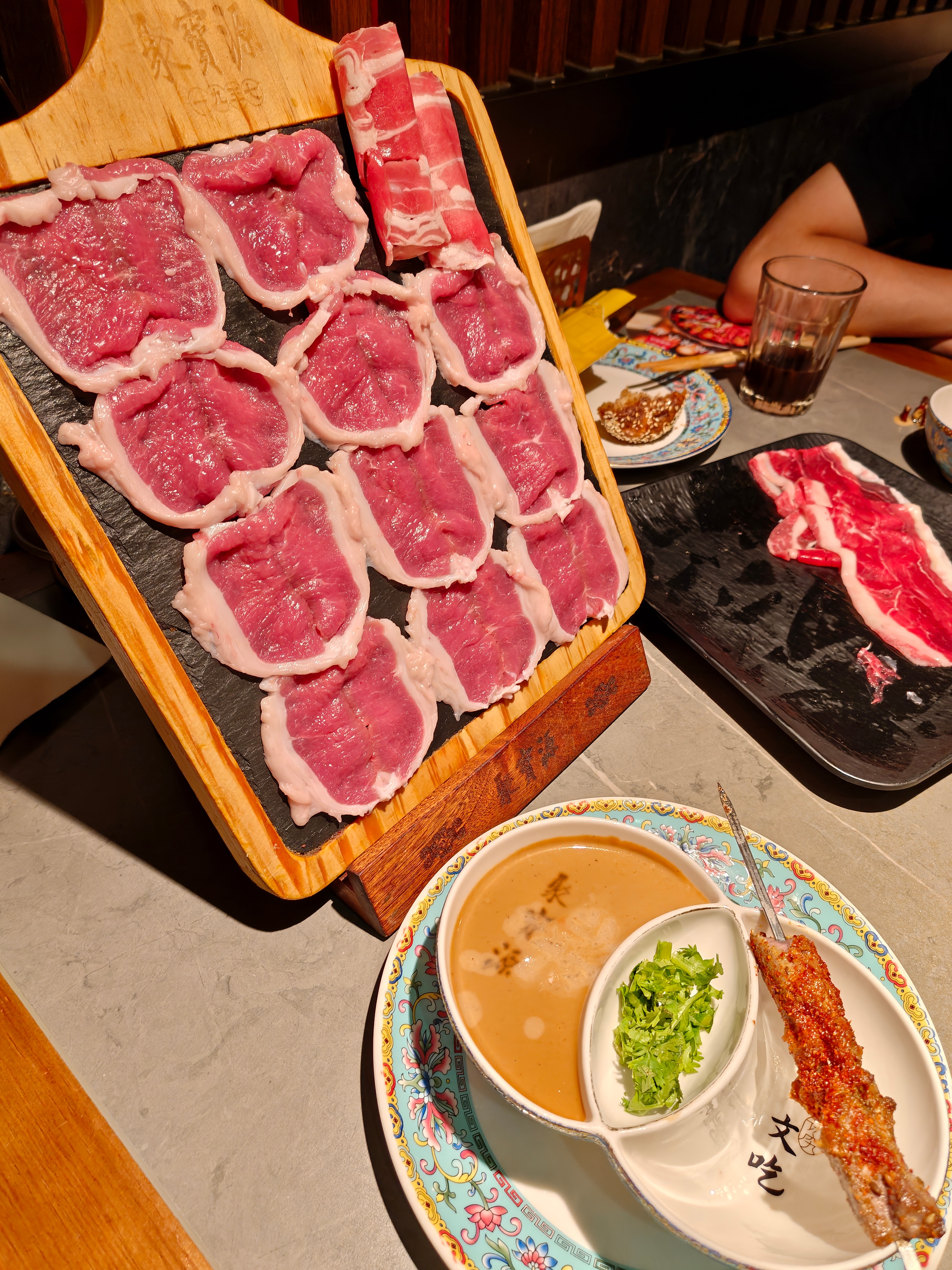 昨晚肉吃多了，感觉胖了两斤[苦涩]  ​​​