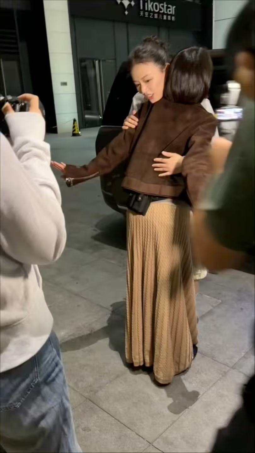 马思纯周冬雨花少8拥抱路透马思纯周冬雨花少路透 哇趣！！！马思纯周冬雨花少8拥抱