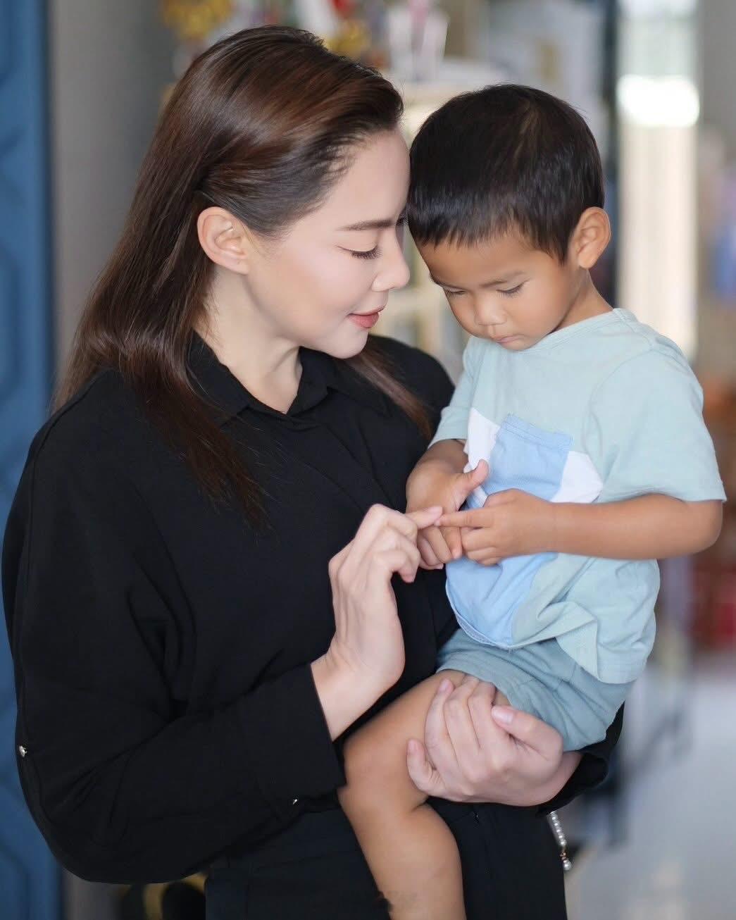 泰星Boom小儿子Arthur近照曝光，小家伙帅是真的帅，但怎么感觉黑了两个度