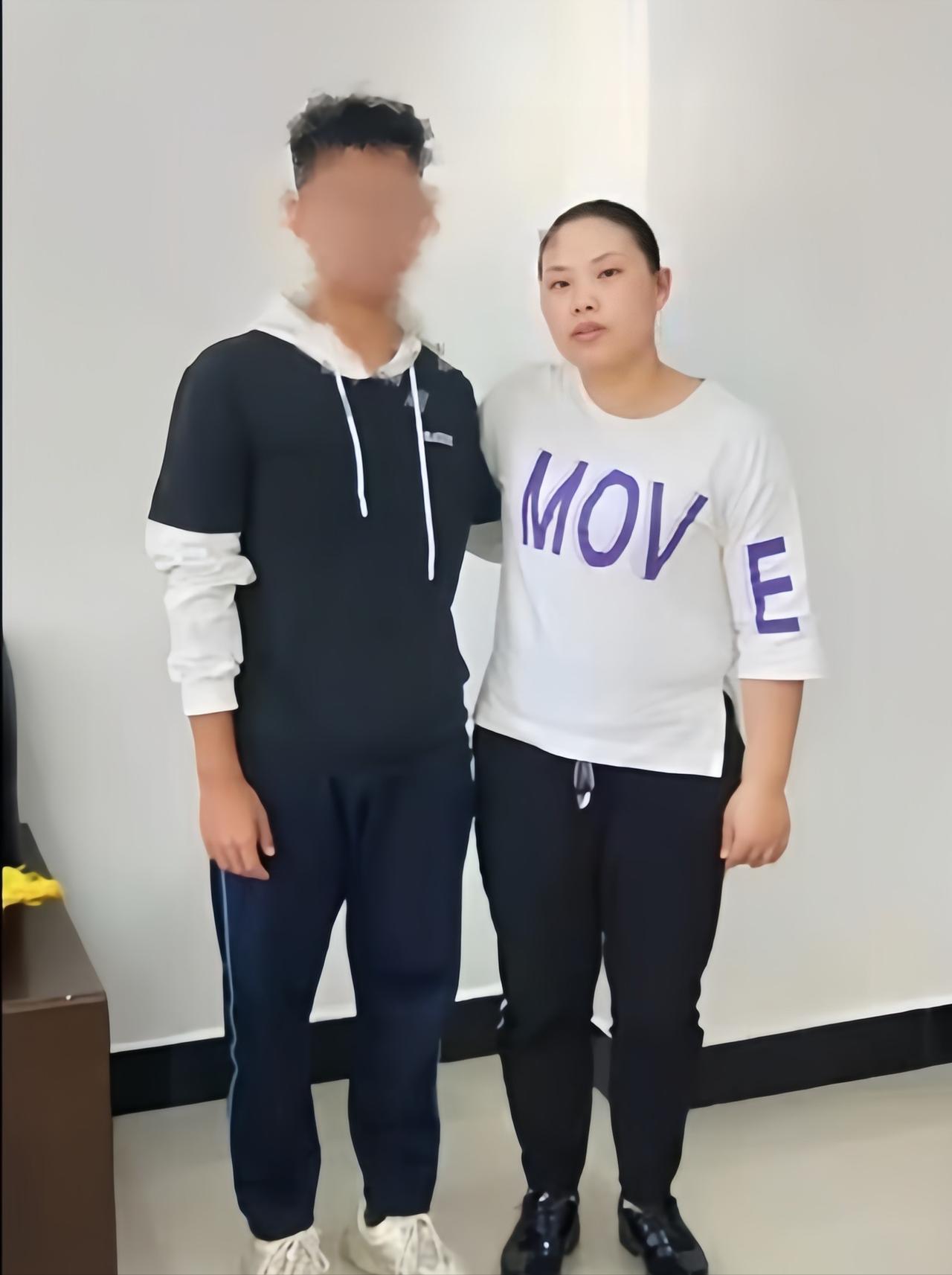 她是“梅姨案”受害者，夫妻俩共同寻找儿子杨家鑫，期间丈夫主动坠车身亡，找到杨家鑫