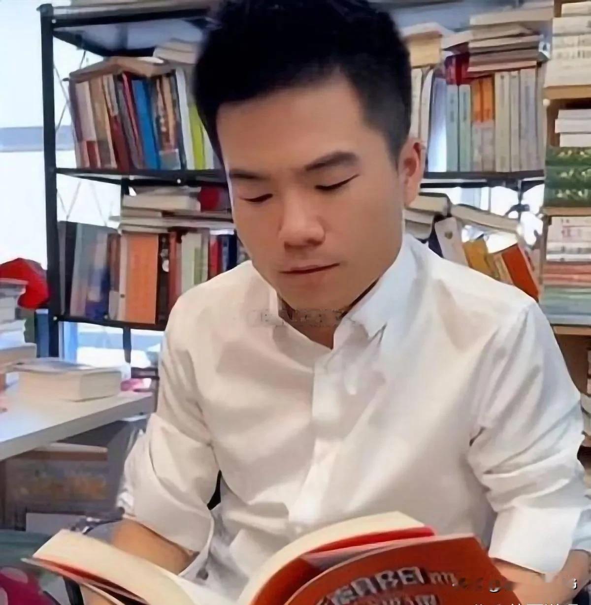 马云说过：办公室放书的都是骗子！
是这样吗？[抠鼻]