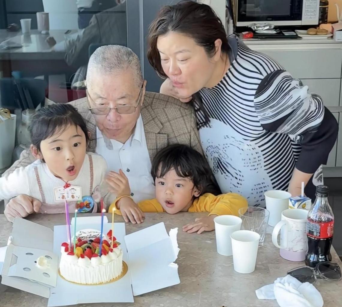 87岁的刘诗昆3仼妻子4个孩子，他们一家子的生活真像大家想象中的幸福甜蜜吗。
