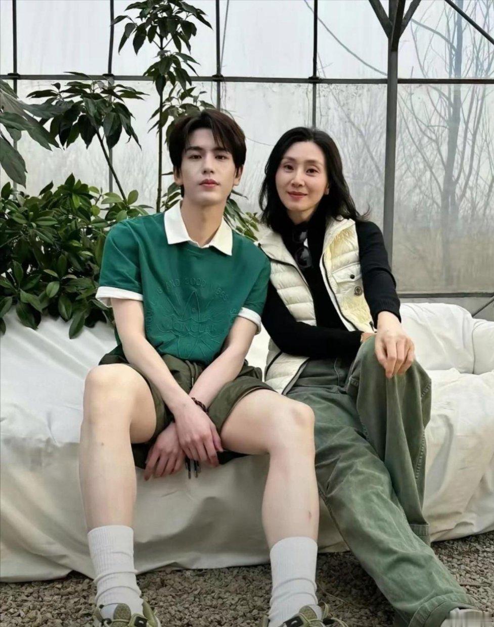 张凌赫的妈妈看起来又年轻又漂亮 