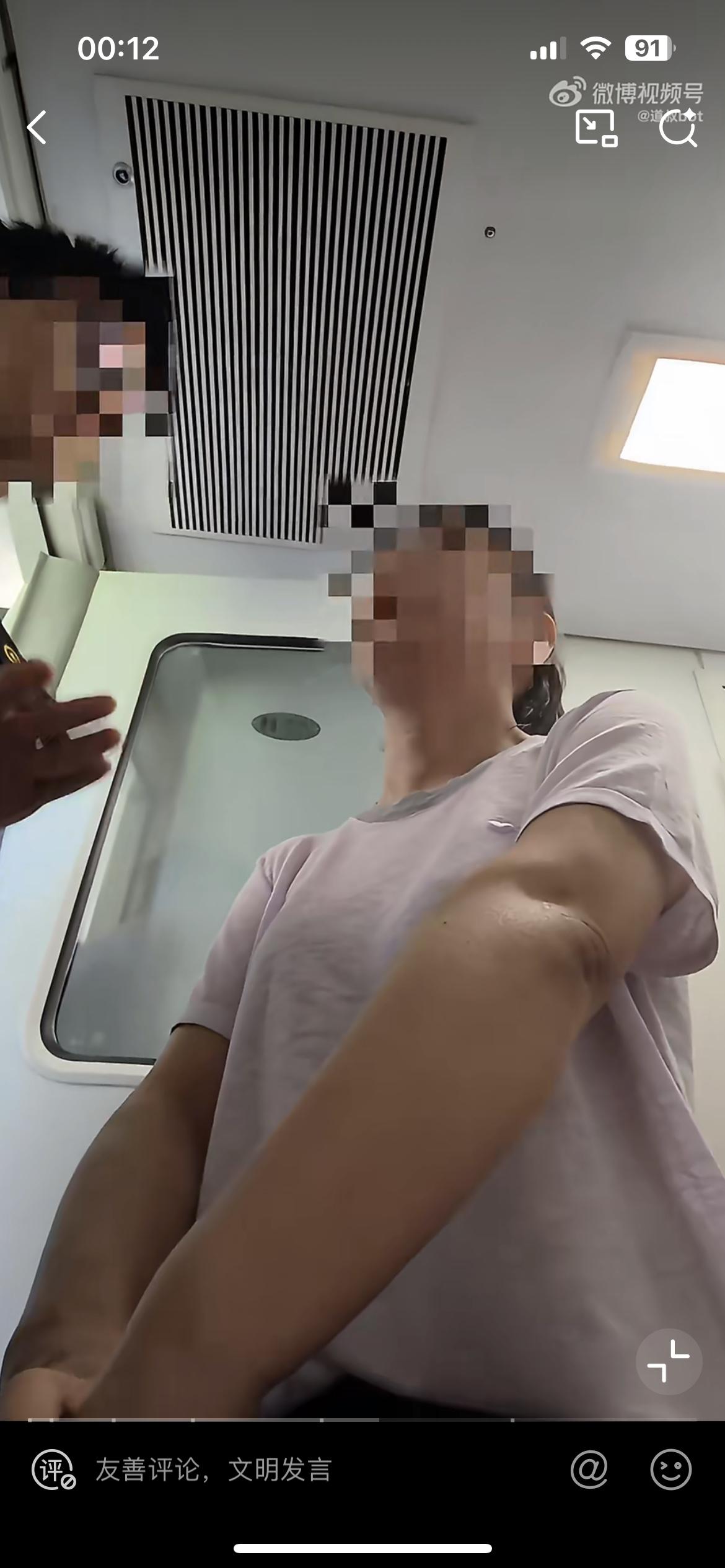 硬座车厢里发生一件让人哭笑不得的争执。阿姨占了小伙的座位，小伙让她起身，阿姨却揪