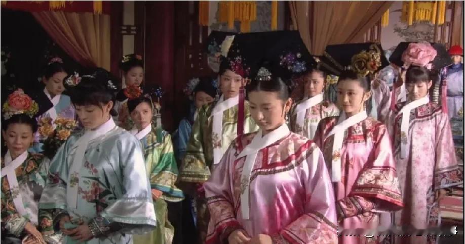重温《甄嬛传》时发现个有意思的点：为啥当时还是常在的甄嬛，站在了位分更高的富察贵