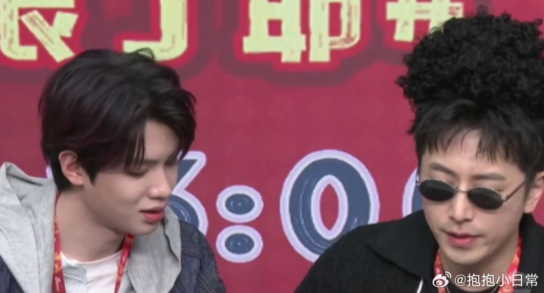 黄明昊想当白客爹 《我的妈耶》扫楼现场，黄明昊直言要当白客的爹，白客小卷毛造型亮