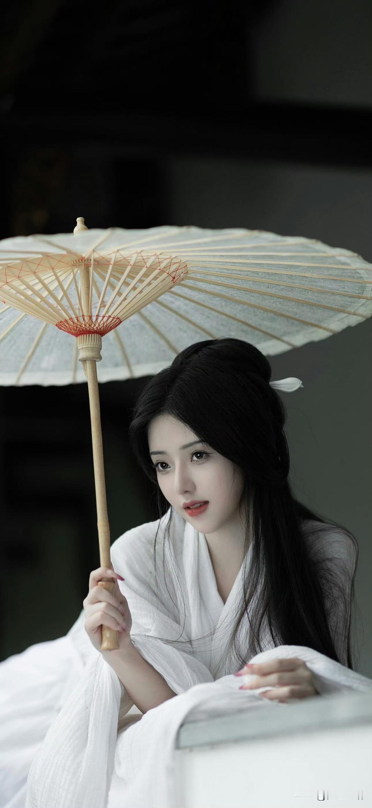 古典美人撑伞图，白衣飘飘，如梦似幻。
